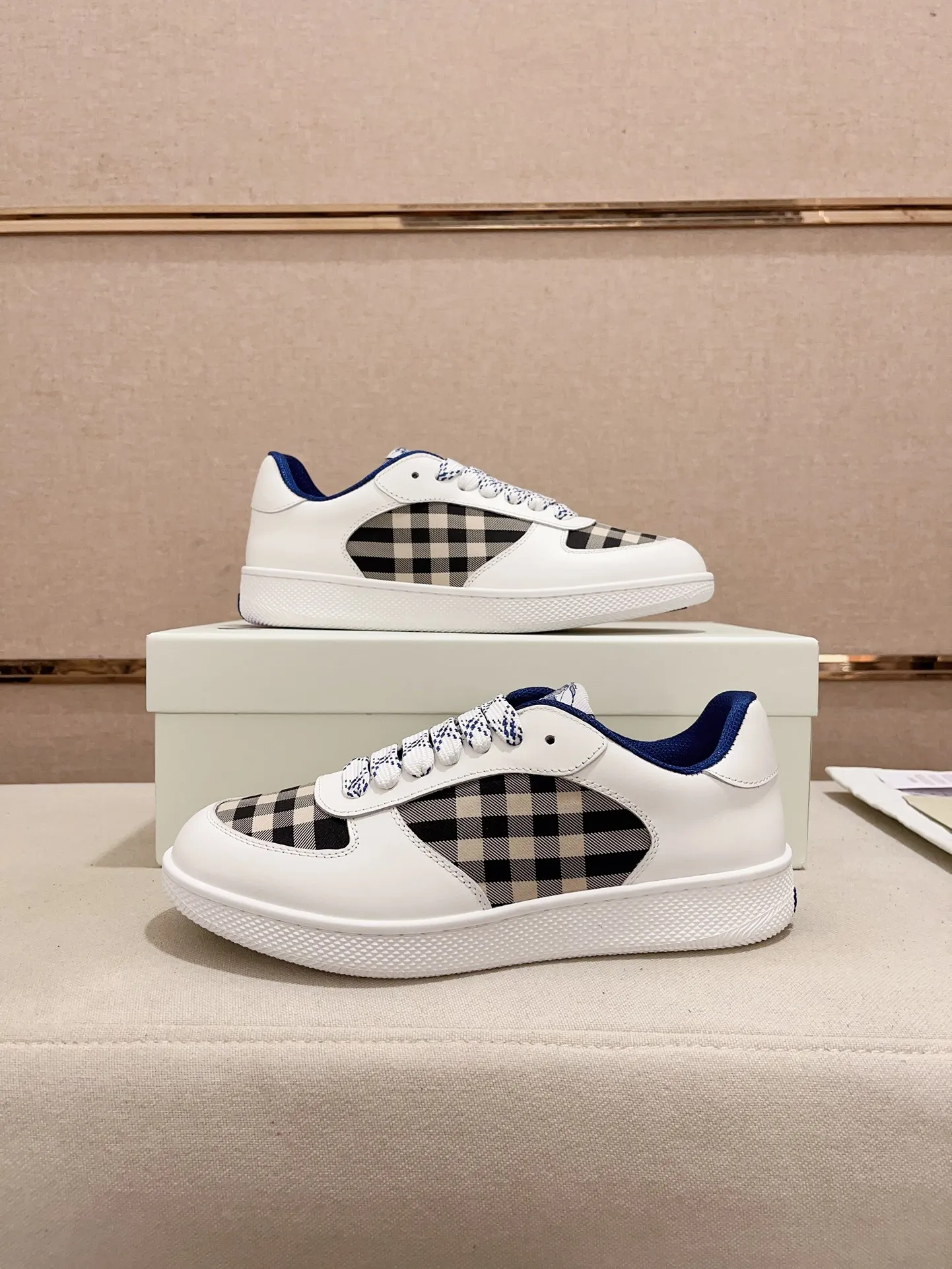 Men's shoes💰: 620💰Top version🥳◾️▫️The new Burberry men's classic low-top sneakers are reinterpreted with Vintage retro plaid cotton material and calfskin, decorated with a new brand logo. First-layer cowhide lining, embossed Burberry logo on the heel, and original TPU outsole! Code number: 38-45. Women's sizes and 46 can be customized.